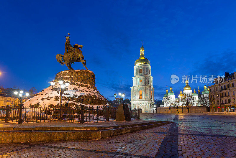 夜晚的索菲亚广场和Bogdan Khmelnytsky纪念碑，基辅，乌克兰。